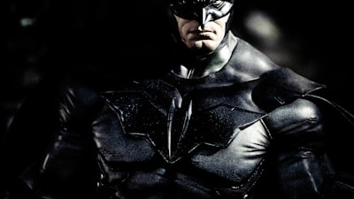 电影《深海》海报，展现绚丽梦幻的海底世界与奇幻生物